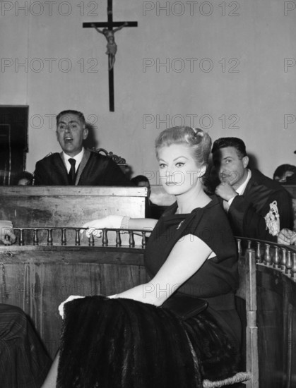 Anita EKBERG as a witness in court, 1960