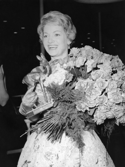 Ruth LEUWERIK with the Bambi award, 1960