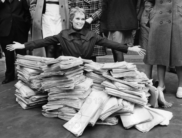 Mia FARROW with petition to protect unborn life