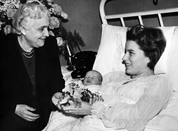 Silvana MANGANO and her mother after the birth of their daughter