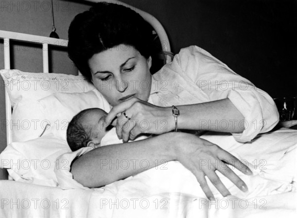 Silvana MANGANO and newborn daughter Raffaella, 1952