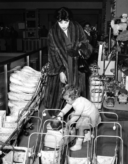 Silvana MANGANO and daughter Veronica, 1952