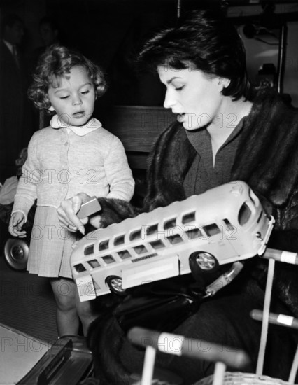 Silvana MANGANO and daughter Veronica, 1952