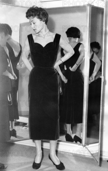 Lilli PALMER at the fitting in Paris in 1954