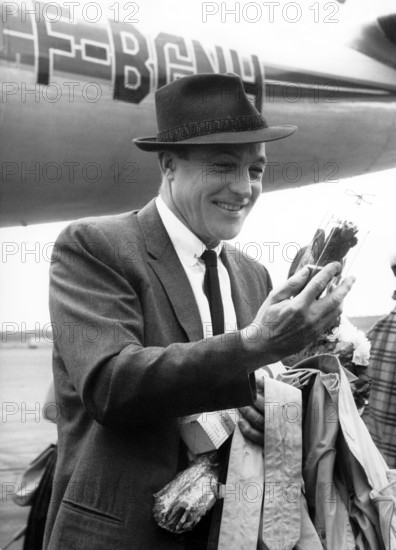 Gene KELLY at Berlin Airport, 1960
