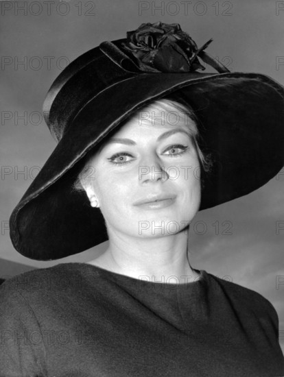 Anita EKBERG in Paris, 1962