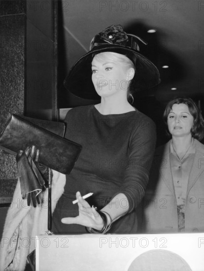 Anita EKBERG in Paris, 1962