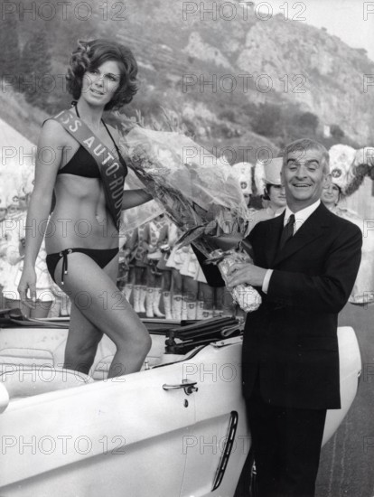 Louis de FUNES congratulates the "Miss Autoroute" 1970