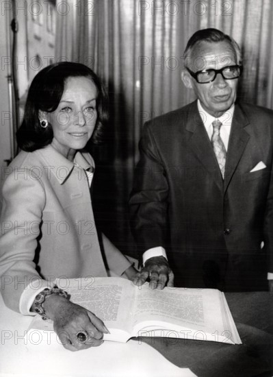 Paulette GODDARD introduces the last Remarque novel, 1971