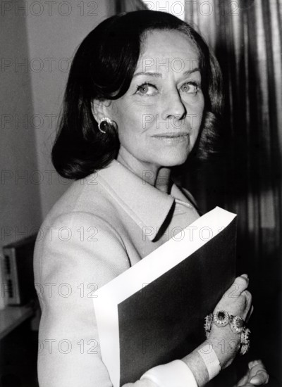 Paulette GODDARD introduces the last Remarque novel, 1971
