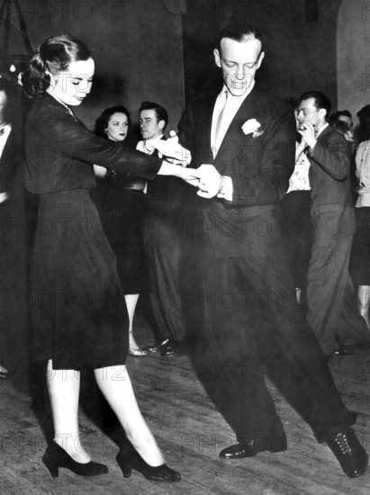 Fred ASTAIRE gives lessons in his dance school
