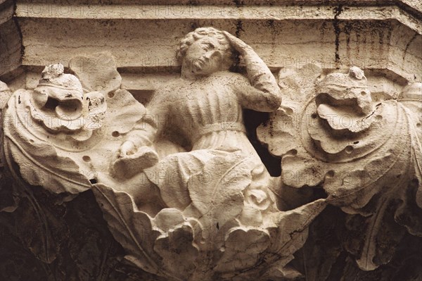 Le Palais Ducal à Venise : détail d'une corniche sculptée.