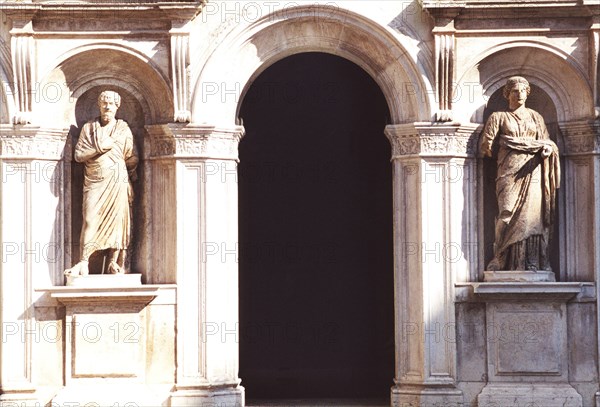 Le Palais Ducal à Venise : la cour.