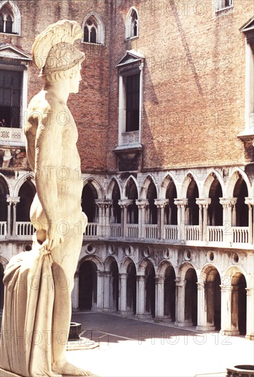 Le Palais Ducal à Venise : la statue de Mars dans la cour.