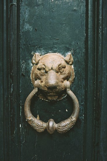 Venise : détail d'une poignée de porte.