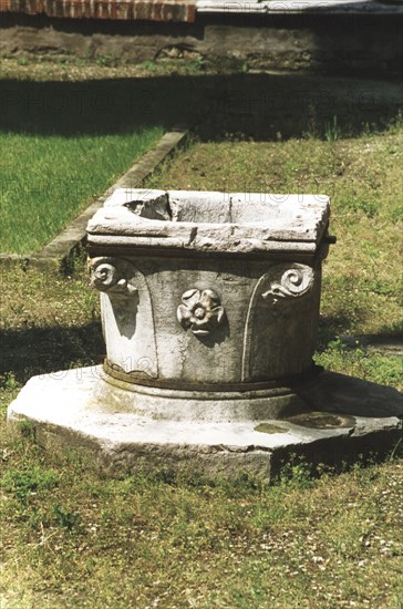 Convent of the Friars San Francisco della Vigna in Venice: well in the cloister.