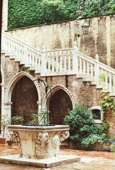 Le palais Giustinian à Venise : cour Ca' Foscari.