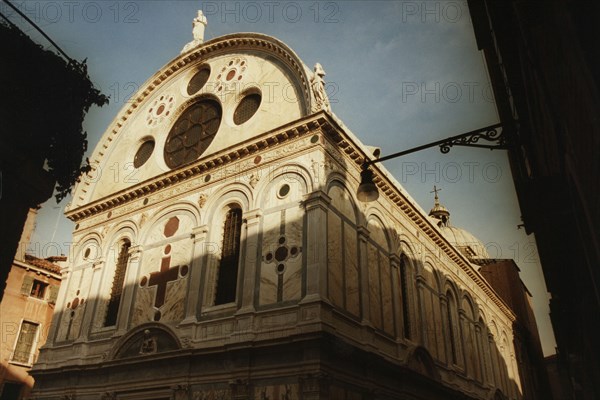 Façade de l'église Sainte-Marie des Miracles à Venise.