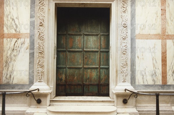 Porte de de l'église Sainte-Marie des Miracles à Venise.