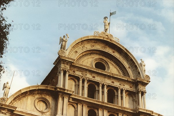 Façade de l'église San Zaccaria à Venise.