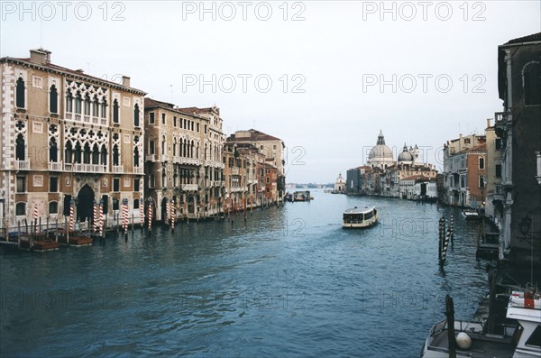 Le Grand Canal vers l'église Sainte-Marie-du-Salut à Venise.