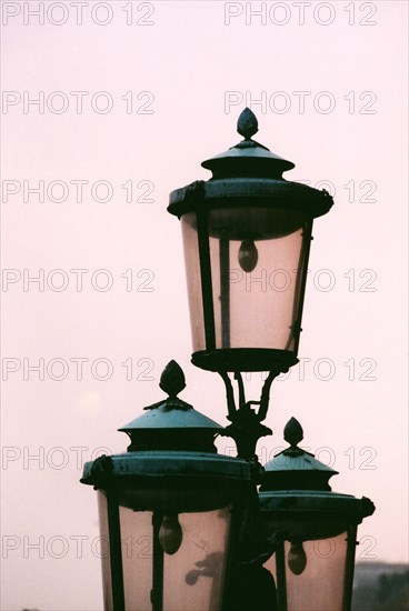 Lampadaire au soleil couchant à Venise.