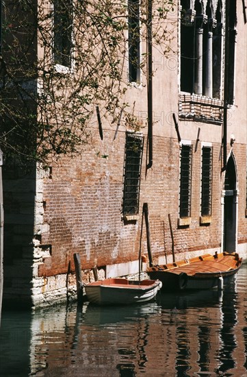 Deux barques sur le canal le long du Palazzo Priuli