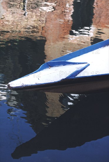 Gondole de Venise et reflets dans un canal.