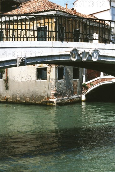 Le pont Santa Margarita, le pont San Pantalon et le Rio Ca'Foscari à Venise.