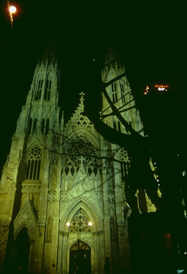 Vue nocturne de la Cathédrale Saint-Patrick