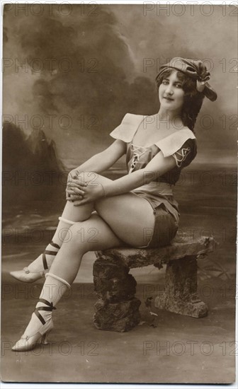 Carte postale d'une baigneuse