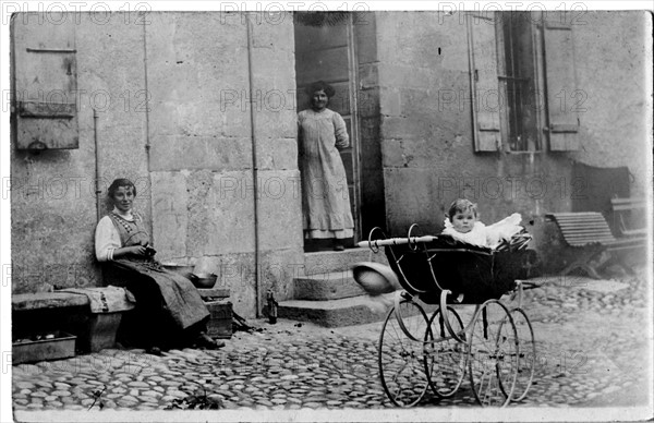 Bébé dans sa poussette