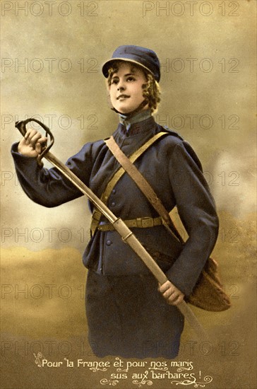 Jeune femme habillée en soldat