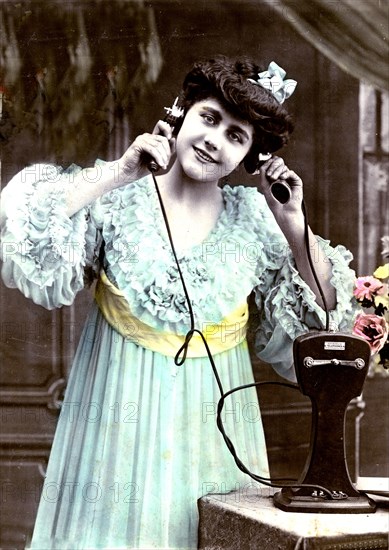 Carte postale jeune femme au téléphone