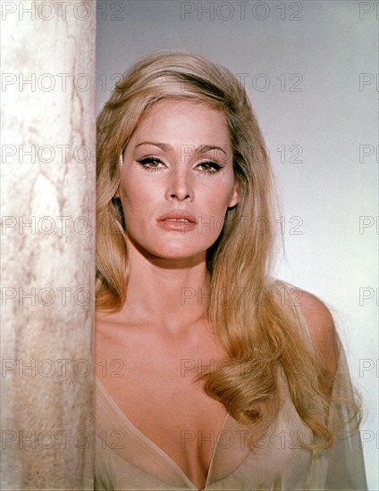 Ursula Andress dans la Déesse de feu en 1965