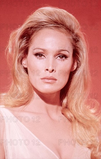 Ursula Andress dans la Déesse de feu en 1965