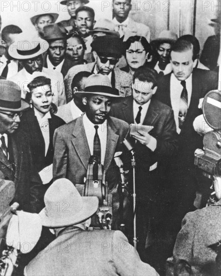 Martin Luther King s'adressant à la presse
