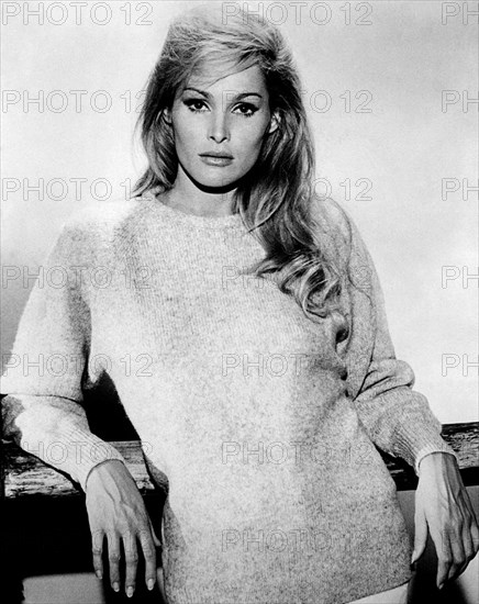 Ursula Andress, vers 1965