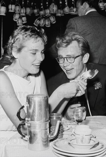 Ursula Andress et James Dean, 1955