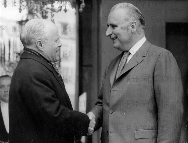 Le président Georges Pompidou serre la main de Habib Bourguiba, 1970