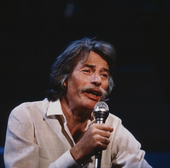 Jean Ferrat, franzÃ¶sischer SÃ¤nger und Komponist, bei einem Auftritt in der Musiksendung "Liedercircus", Deutschland 1982. French singer and composer Jean Ferrat performing in the music show "Liedercircus", Germany 1982.