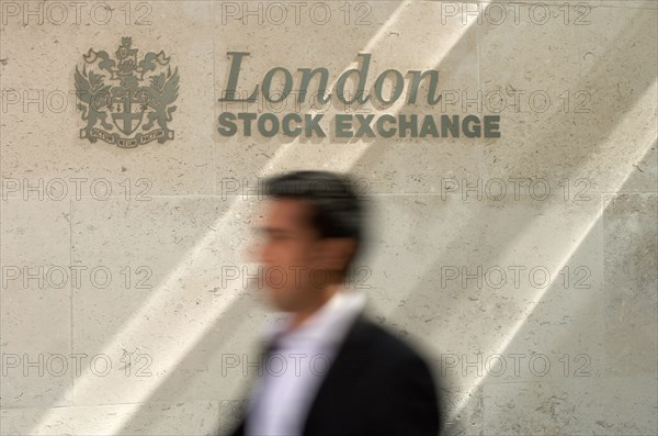 London - Staff at the entrance to the London Stock Exchange