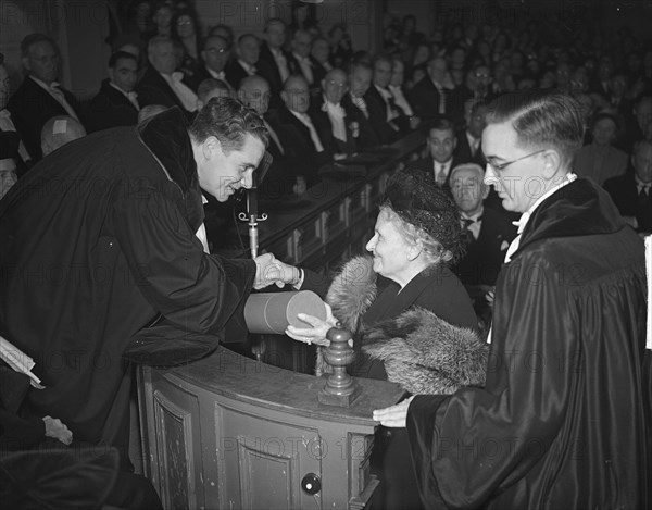 Honorary Doctorate of Maria Montessori from the Municipal University of Amsterdam. The bull is awarded by Prof. W.G. Vegting. In the audience behind Mrs. Montessori former minister G. Bolkestein, who also received an honorary doctorate Date: 18 September 1950 Location: Amsterdam, Noord-Holland Keywords: honorary doctorates, education, pedagogues, universities Personname: Bolkestein, Gerrit, Montessori, Maria, Vegting G.W.