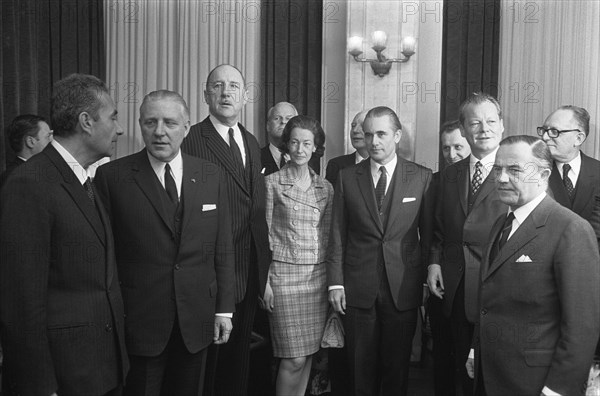 Participants at the summit: from l.n.r. Minister Luns of Foreign Affairs, an unknown lady, the French Prime Minister Chaban-Delmas, Chancellor Brandt of West Germany and Prime Minister De Jong Datate: 2 December 1969 Location: The Hague, Zuid-Holland Keywords: conferences, ministers, prime ministers Personal name: Brandt, Willy, Chaban-Delmas, Jacques, Jong, Piet de, Luns, Joseph