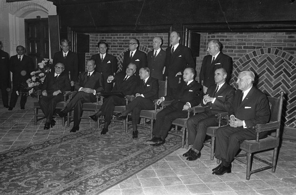 EEC Summit in The Hague. Opening. Rumor, Brandt, Pompidou, De Jong, Eyskens, Chaban Delm and Werner, Moro, Thorn Date: 1 December 1969 Location: The Hague, Zuid-Holland Keywords: Openings, conferences Personal name: Brandt, Chaban Delmas, Eyskens, Harmel, Luns, J.A.M.H., Luns, Joseph