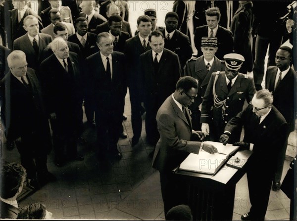 Mar. 30, 1971 - President of the Democratic Republic of the Congo, General Mobutu, who is currently on an official visit in Paris, went to the tomb of the unknown soldier at the Arc de Triomphe de L'Etoile. He is pictured with Prime Minister Chaban-Delmas (in the center) and Mr. Duvillard, Minister of Veterans Affairs (left)