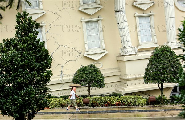 Orlando, USA. 10th Sep, 2017. Tourists walk past the WonderWorks attraction on a nearly deserted International Drive in Orlando, Fla. on Sunday, Sept. 10, 2017 as wind and rain from Hurricane Irma arrives in Central Florida. Credit: Jacob Langston/Orlando Sentinel/TNS/Alamy Live News