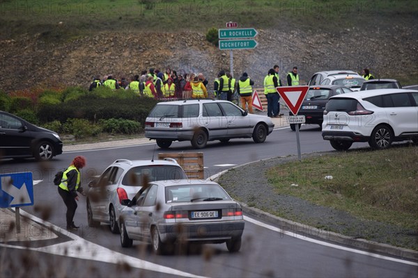 La Rochelle, France. 17th Nov, 2018. Thousands of French drivers victims of soaring fuel prices (Diesel, gasoline), accentuated by the tax policy of President Emmanuel Macron, show their dissatisfaction throughout France this November 17, 2018. Credit: Fabrice Restier/Alamy Live News