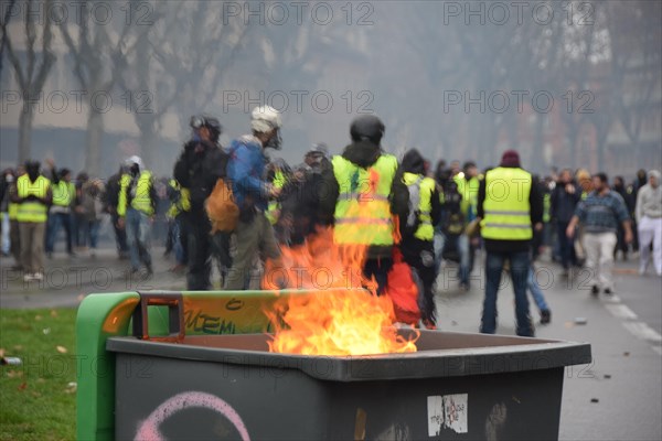 Toulouse, France. 22nd December 2018. Serious clashes occured on December the 22nd in the streets of Toulouse, France, between riot police units (CRS) and the yellow vest (gilets jaunes). Police largely used tear gas. Such violences occured all over France. Credit: larouteaulongcours.fr/Alamy Live News