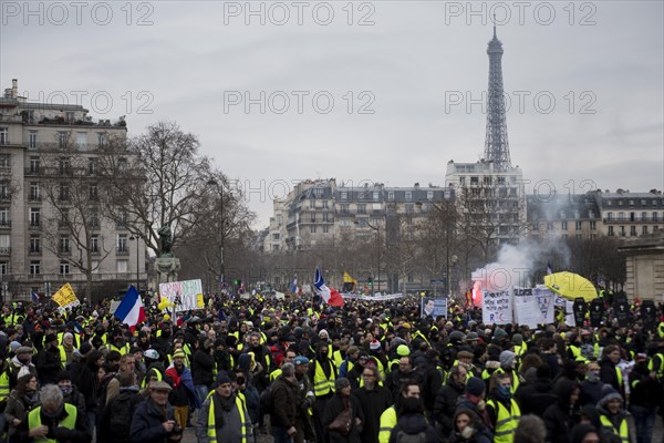 Paris, France. 19th Jan, 2019. JANUARY 19: French yellow vests (Gilets jaunes) protesters clash with French riot police during demonstration against deteriorating economic conditions around Invalides Square in Paris, France on January 19, 2019. (Credit Image: © Elyxandro CegarraZUMA Wire) Credit: ZUMA Press, Inc./Alamy Live News